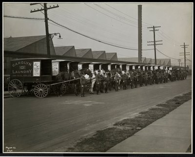 1929年ニューヨーク、イーストハーレム、111 East 128th Streetにあるキャロリンランドリーの外に停車した馬車。 作： Byron Company