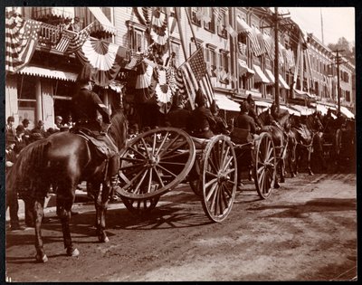 1898年ニューヨークのドブスフェリーでパレードに乗った大砲（シルバーゼラチンプリント） 作： Byron Company