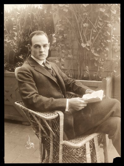 庭のハワード・エスタブルック、1915-16（銀ゼラチン・プリント） 作： Byron Company