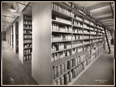 1910年にニューヨークのハドソンウントヴェストリーストリートにあるパークス、デービスウント社の化学品保管室の内部ビュー（銀ゼラチンプリント） 作： Byron Company