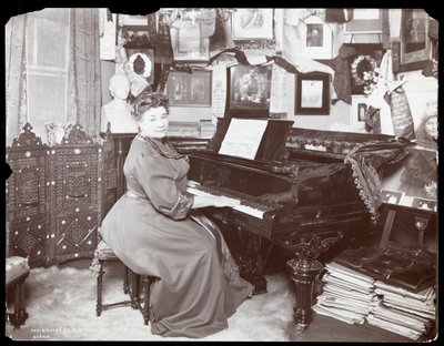 ピアノに座ったシューマンハイインク夫人、1906年（銀ゼラチンプリント） 作： Byron Company