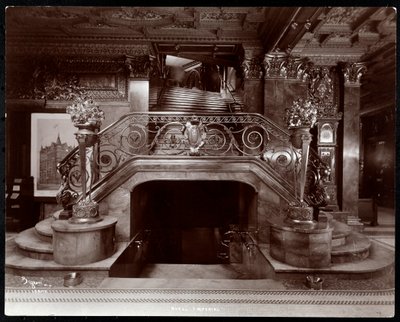 ホテルインペリアルのロビーにあるメイン階段、1904年（銀ゼラチンプリント） 作： Byron Company