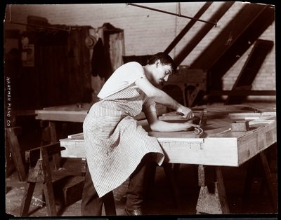 ハードマンで働いていた男、ペックとカンパニーのピアノ工場、ニューヨーク、1907年（銀ゼラチンプリント） 作： Byron Company