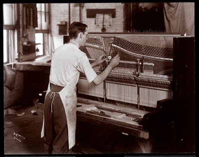 ハードマンで働いていた男、ペックとカンパニーのピアノ工場、ニューヨーク、1907年（銀ゼラチンプリント） 作： Byron Company