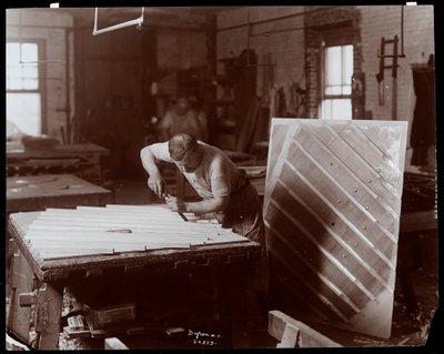 ハードマンで働いていた男、ペックとカンパニーのピアノ工場、ニューヨーク、1907年（銀ゼラチンプリント） 作： Byron Company
