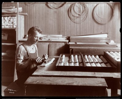 ハードマンで働いていた男、ペックとカンパニーのピアノ工場、ニューヨーク、1907年（銀ゼラチンプリント） 作： Byron Company