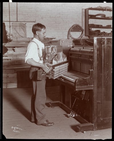 ハードマンで働いていた男、ペックとカンパニーのピアノ工場、ニューヨーク、1907年（銀ゼラチンプリント） 作： Byron Company