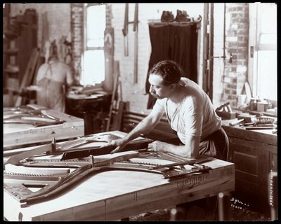 ハードマンで働いていた男、ペックとカンパニーのピアノ工場、ニューヨーク、1907年（銀ゼラチンプリント） 作： Byron Company