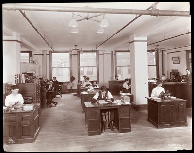 1910年にニューヨークのハドソンウントヴェストリーストリートにある化学者、パーク、デービスウント社のオープンオフィスにいる男女（銀ゼラチンプリント） 作： Byron Company