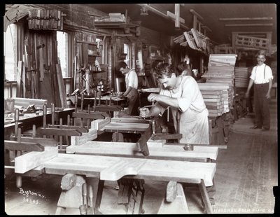 ハードマンで働く男性、ペックとカンパニーのピアノ工場、ニューヨーク、1907年（銀ゼラチンプリント） 作： Byron Company