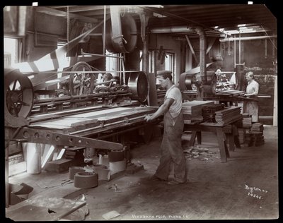 ハードマンで働く男性、ペックとカンパニーのピアノ工場、ニューヨーク、1907年（銀ゼラチンプリント） 作： Byron Company