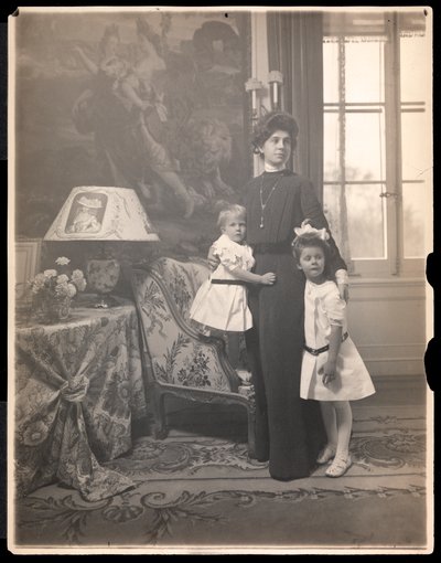 1905年頃、ロングアイランドのハーバーヒルでクラレンスマッカイ夫人と子供たち（プラチナプリント） 作： Byron Company