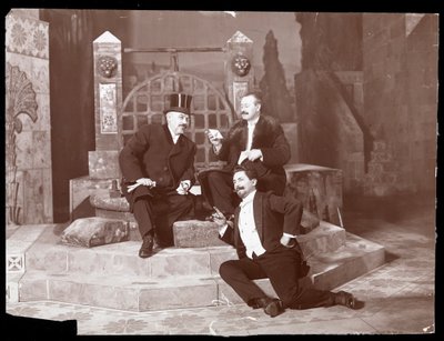 オスカーハマースタインと他の2人、マンハッタンオペラハウスで1905年頃（銀ゼラチンプリント） 作： Byron Company