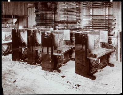 1907年にニューヨークのハードマン、ペックアンドカンパニーの工場で建設中のピアノ（シルバーゼラチンプリント） 作： Byron Company