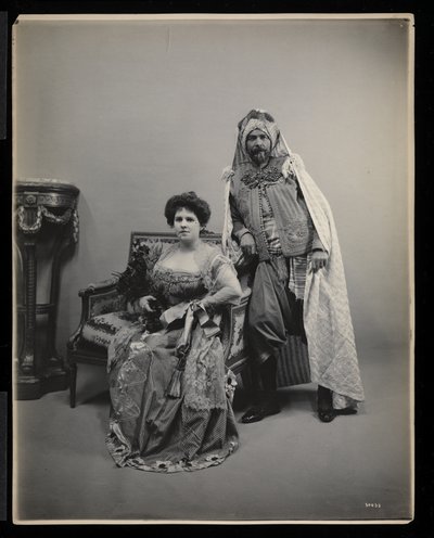 1905年1月31日、ニューヨークのジェームズヘイズンハイドボールでの正体不明の男女の肖像画（銀ゼラチンプリント） 作： Byron Company