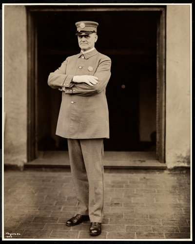 ホテルコモドールで最も高い警官の肖像、1922年（銀ゼラチンプリント） 作： Byron Company
