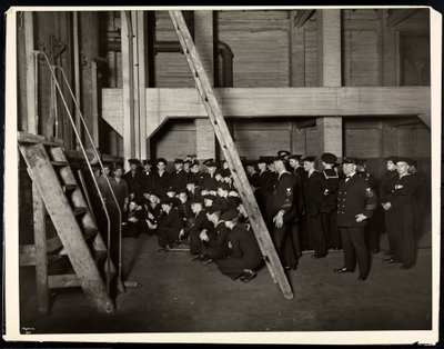 1922年のホテルコモドアのツアーで炉を検査しているUSS「メリーランド」の船員（銀ゼラチンプリント） 作： Byron Company
