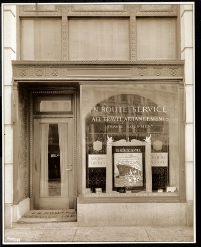 En Route Service、Inc.の店先、1928年ニューヨーク、59番街と5番街にあるサボイプラザホテル（シルバーゼラチンプリント） 作： Byron Company