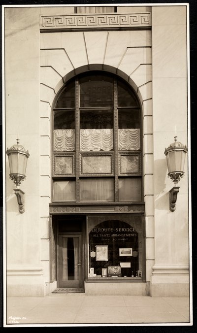 En Route Service、Inc.の店先、1928年ニューヨーク、59番街と5番街にあるサボイプラザホテル（シルバーゼラチンプリント） 作： Byron Company