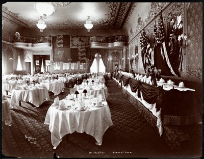 ホテルデルモニコのバンケットルームに設置されたテーブル、1902年（銀ゼラチンプリント） 作： Byron Company