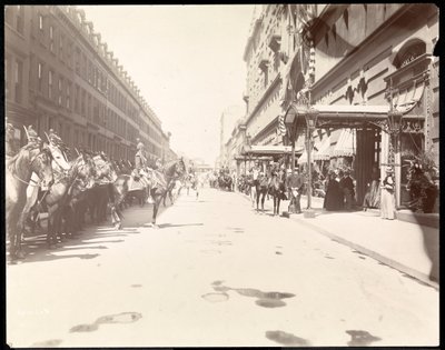 1896年、ニューヨークのウォルドーフアストリアホテルにリーフンチャンが到着するのを待つ総督のスタッフ（銀ゼラチンプリント） 作： Byron Company