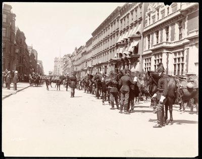 1896年にウォルドルフアストリアホテル（ニューヨーク34thストリート）にリーフンチャンが到着するのを待つ総督のスタッフ（銀ゼラチンプリント） 作： Byron Company