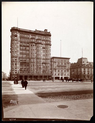 59番街と5番街にあるホテルサボイ、ニューヨーク、セントラルパークの入り口からの眺め、1898年（銀ゼラチンプリント） 作： Byron Company