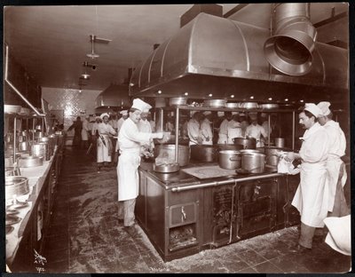 ザ・リッツ・カールトンホテルのキッチン、1910-11年頃（銀ゼラチンプリント） 作： Byron Company