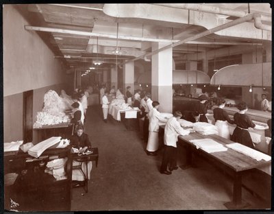 ホテルマッカルピンのランドリールーム、1913年（銀ゼラチンプリント） 作： Byron Company