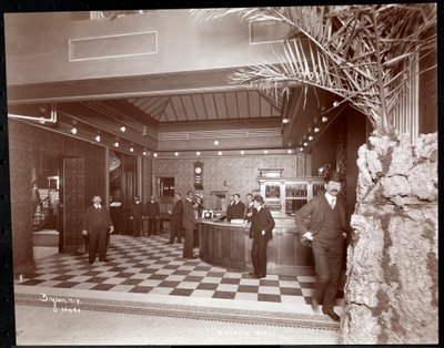 ホテルビクトリアのロビーと登録デスク、1900年または1901年（銀ゼラチンプリント） 作： Byron Company
