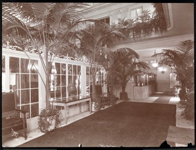 ザ・リッツ・カールトンホテルのロビーと登録デスク、1910年頃（シルバーゼラチンプリント） 作： Byron Company
