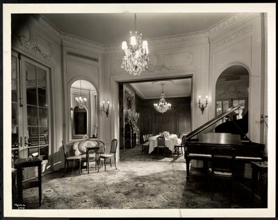 ホテルセントレジスのルイ16世スイートの音楽室、1937年（銀ゼラチンプリント） 作： Byron Company