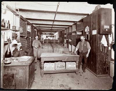 ホテルマンハッタンのワインセラー、1902年（銀ゼラチンプリント） 作： Byron Company