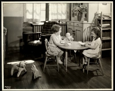 ニューヨーク盲人協会、111イースト59番街、ニューヨーク、1933年に人形と小さなテーブルで食事をする2人の視覚障害の少女（銀ゼラチンプリント） 作： Byron Company