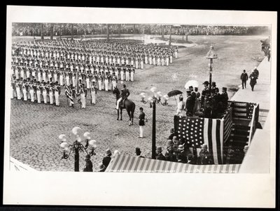 1899年にニューヨークのサボイホテルで行われたコロンバスセレブレーションパレードで行われた第7連隊の行進を振り返るスペインのエウラリア王女の様子（シルバーゼラチンプリント） 作： Byron Company