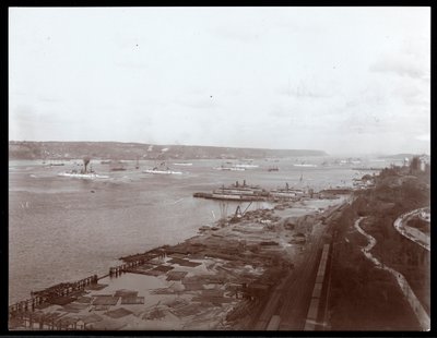1905年のバッテンベルク公のルイ王子の訪問中のハドソン川の米国軍艦の眺め（銀ゼラチンプリント） 作： Byron Company