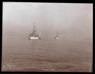 1905年にルイ王子がバッテンベルクを訪れたときの霧の中のハドソン川の米軍艦隊のキャラバン（銀ゼラチンプリント） 作： Byron Company