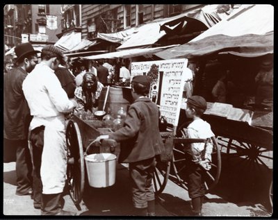 1898年にニューヨークのヘスターストリートで行商人から飲み物を買う子供たちの様子（シルバーゼラチンプリント） 作： Byron Company