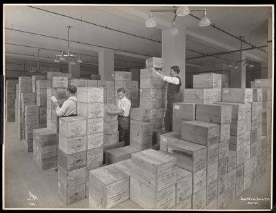 パーク、デービスウント社、化学者、ハドソンウントヴェストリーストリート、ニューヨーク、1910年の配送室にいる男性のビュー（シルバーゼラチンプリント） 作： Byron Company