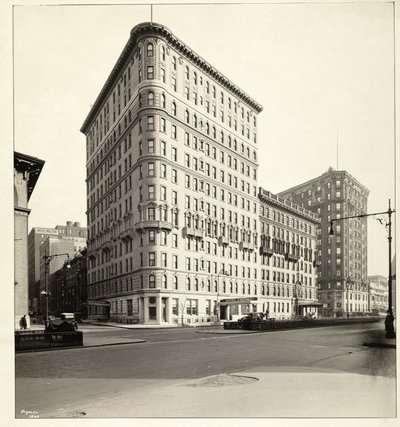 1921年にニューヨークのブロードウェイと70番街にあるホテル大使館の様子（シルバーゼラチンプリント） 作： Byron Company
