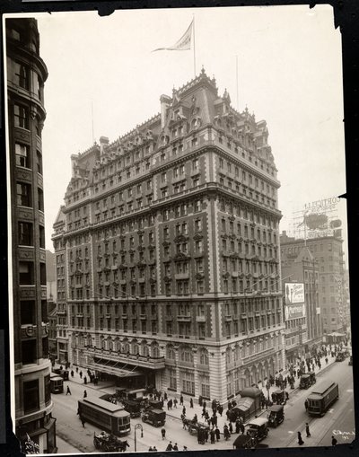 ブロードウェイのホテルニッカーボッカーとニューヨークの42ndストリートの眺め、1912年（銀ゼラチンプリント） 作： Byron Company