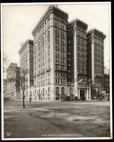 1920年、ニューヨークのセントラルパークウェストの向かい側から72番街にあるホテルマジェスティックのビュー（シルバーゼラチンプリント） 作： Byron Company