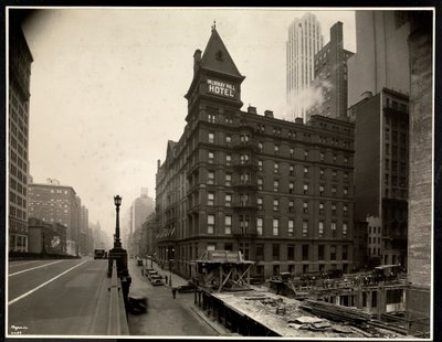 1931年のパークアベニュー高架橋からのマレーヒルホテル、パークアベニューおよびニューヨーク40番街の眺め（シルバーゼラチンプリント） 作： Byron Company