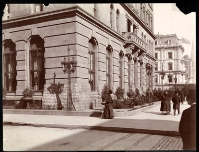 1895年、ニューヨークの33番街と34番街にある5番街に沿ったウォルドーフアストリアホテルとJJアスターレジデンスの眺め（銀ゼラチンプリント） 作： Byron Company