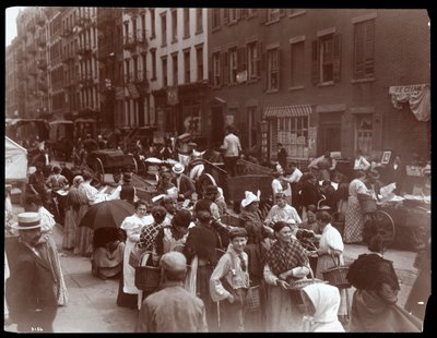1899年ニューヨークのヘスターストリートの観衆と行商人の様子（シルバーゼラチンプリント） 作： Byron Company