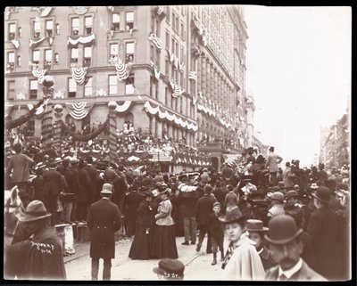 1899年ニューヨーク、フィフスアベニューのデューイパレード中に34番街にあるウォルドーフアストリアホテル近くの群衆の眺め（銀ゼラチンプリント） 作： Byron Company