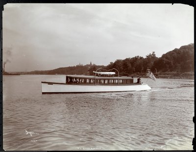 ニューヨークのヨットのデリシアの眺め、ニューヨークのモリスハイツ近くのハドソン川沿いのLaunch und Engine Co.、1903年（銀ゼラチンプリント） 作： Byron Company