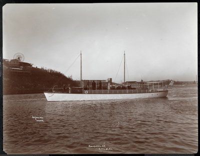ニューヨークヨットのヨットムスクテールのビュー、1905年、ニューヨークのハーレム川にあるLaunch und Engine Co.（シルバーゼラチンプリント） 作： Byron Company