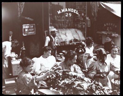 1898年にニューヨークのヘスターストリートで行商人から野菜を買おうとする女性たちの様子（銀ゼラチンプリント） 作： Byron Company