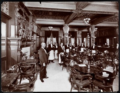 ホテルデルモニコのカフェでウェイター、1902年（銀ゼラチンプリント） 作： Byron Company